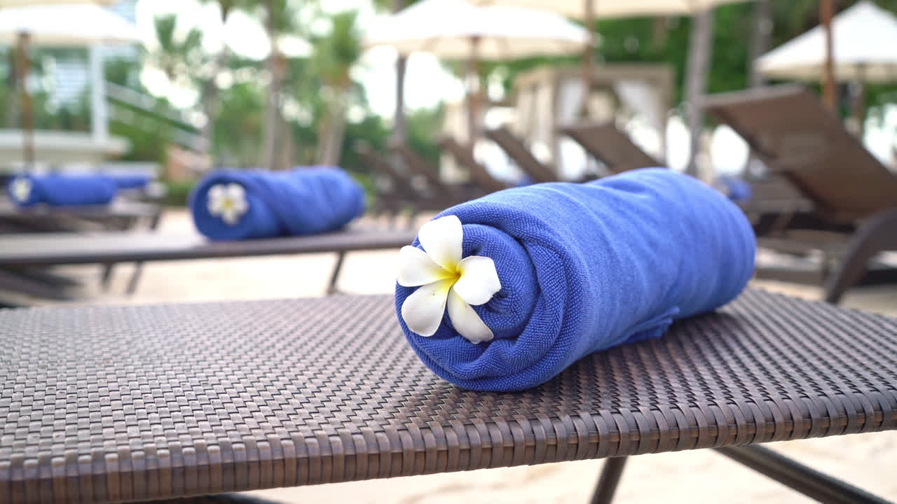 полотенце на шезлонге - концепция путешествия и отдыха