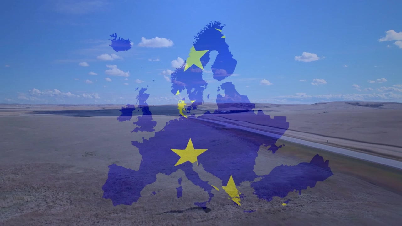 All'inizio, una mappa blu dell'Europa con le stelle dell'UE sovrapposte a un'autostrada, la telecamera avanza mostrando la presenza dell'UE.