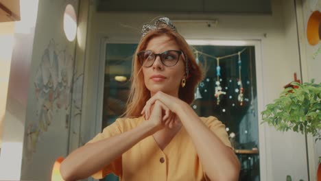 una mujer en un café.