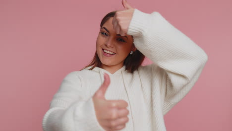mujer feliz dando pulgares hacia arriba
