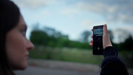 Mädchen-Macht-Selfie-Foto-Mit-Dem-Handy.-Frau-Posiert-Vor-Der-Smartphone-Kamera