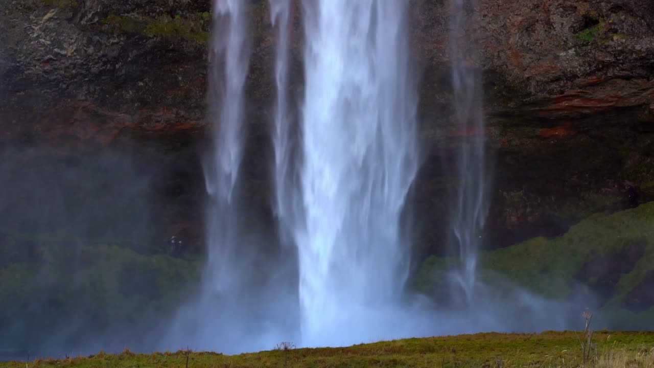 es una gran cascada natural en islandia. seljalandsfoss.