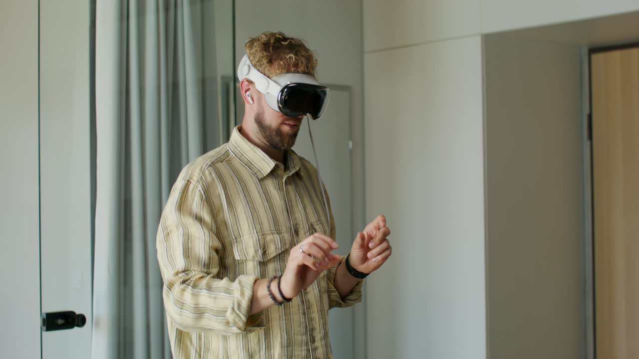 Uomo che indossa un visore VR in un moderno interno domestico