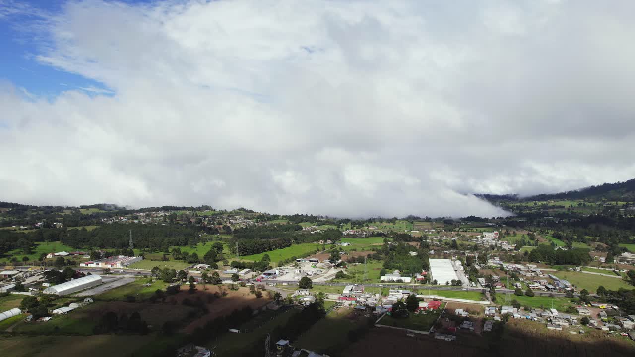 volando sobre unos campos de trigo sobre las nubes, situado cerca de unos cerros