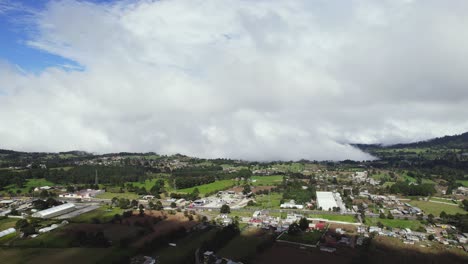 volando sobre unos campos de trigo sobre las nubes, situado cerca de unos cerros