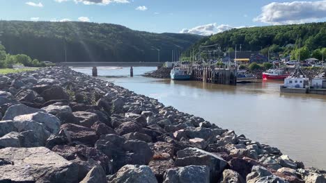 Una-Panorámica-Ancha-Desde-El-Puente-Hasta-El-Pueblo-De-Alma-En-Nuevo-Brunswick