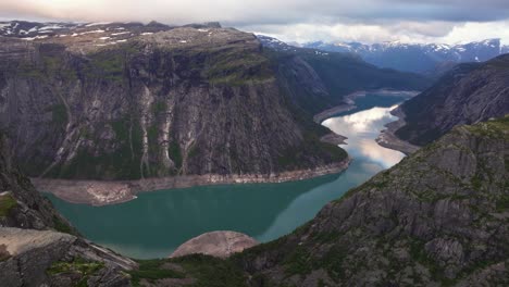 Luftaufnahme-Zeigt-Unglaubliche-Trolltunga---Trolls-Tongue-Felsklippe-In-Norwegen