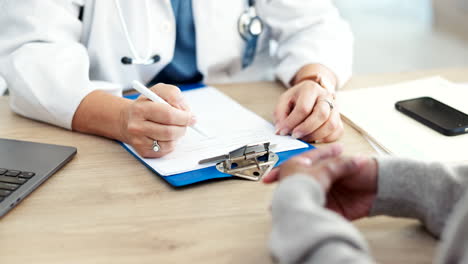 médico, paciente y escritura a mano en la atención médica