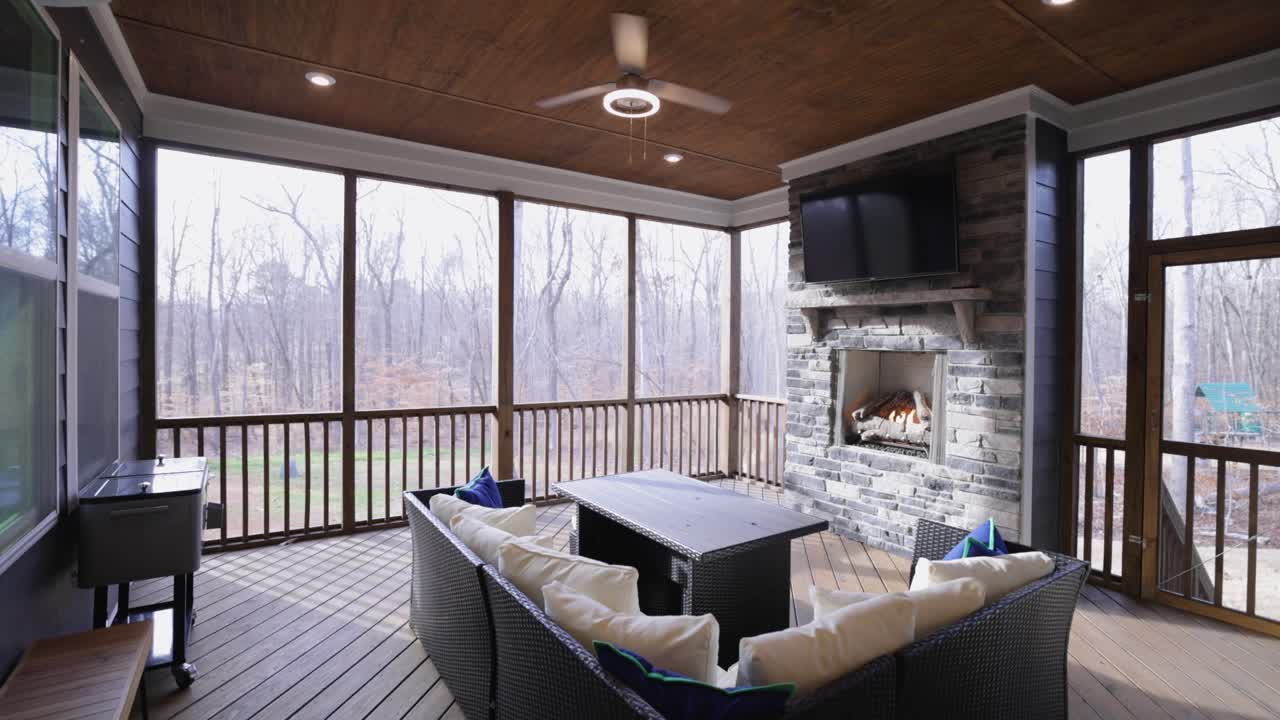 벽난로, 정원, 그리고 마당 지역이 있는 현대적인 집, 외관