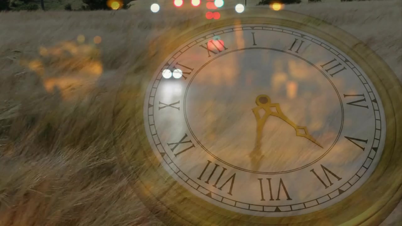 Schwache rote Rücklichter erscheinen am Horizont, während sich die Zeiger einer antiken Uhr drehen und die Minuten anzeigen.