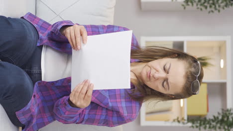 vídeo vertical de la mujer que se preocupa por el papeleo abusivo.