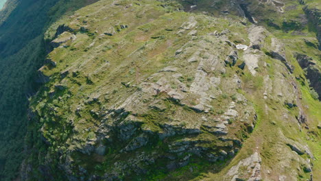 pic de montagne rocheuse à olden, norvège -antenne