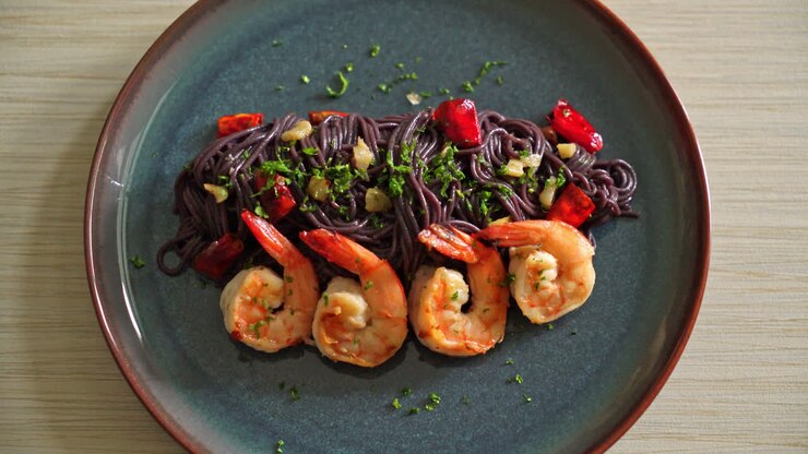 spaghettis noirs sautés à l'ail et aux crevettes