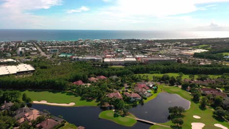 vista de drones volando lejos de regatta bay golf y club náutico en destin florida