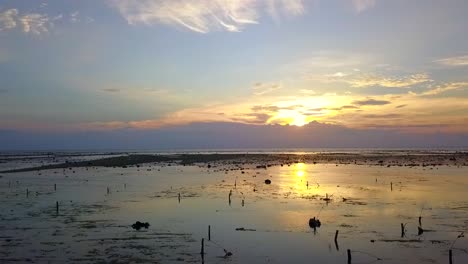 Ganz-Nah-über-Dem-Boden,-Wunderschöne-Flugaufnahme-Aus-Der-Luft,-Langsames-Schwenken-Von-Rechts-Nach-Links,-Drohnenaufnahmen-Am-Gili-T-Beach-In-Indonesien-Bei-Goldenem-Sonnenuntergang-Im-Sommer-2017