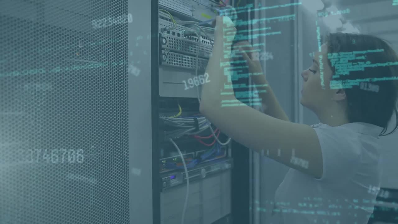 animación de procesamiento de datos contra ingeniera caucásica que trabaja en la sala de servidores de computadoras.