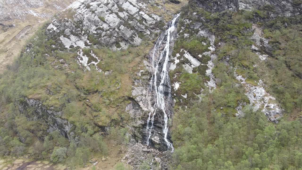 vista de un dron de una espectacular cascada ubicada en glen nevis, escocia