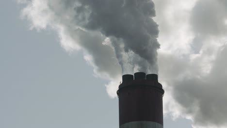 dióxido de carbono de la chimenea de una central eléctrica