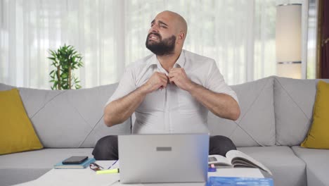 un trabajador de oficina en casa se está asfixiando por el calor.