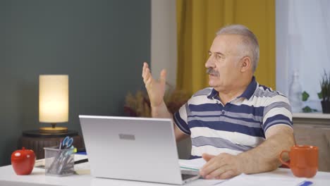 el anciano tiene problemas para concentrarse.