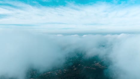 Dramatischer-Blauer-Himmel,-Rollende-Wolken-Hyperlapse,-Hochrangige-Drohne-4k