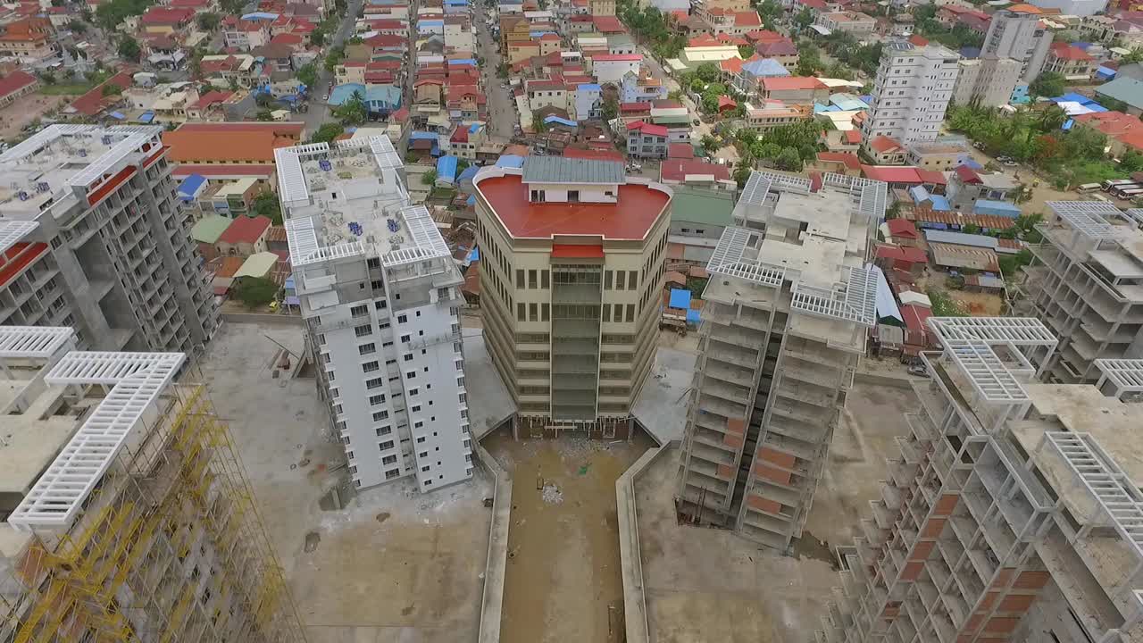 estructuras de edificios altos en construcción en phnom penh, camboya - toma aérea