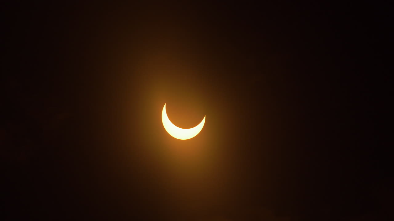 nubes que se mueven frente a un eclipse anular parcial, 14 de octubre de 2023