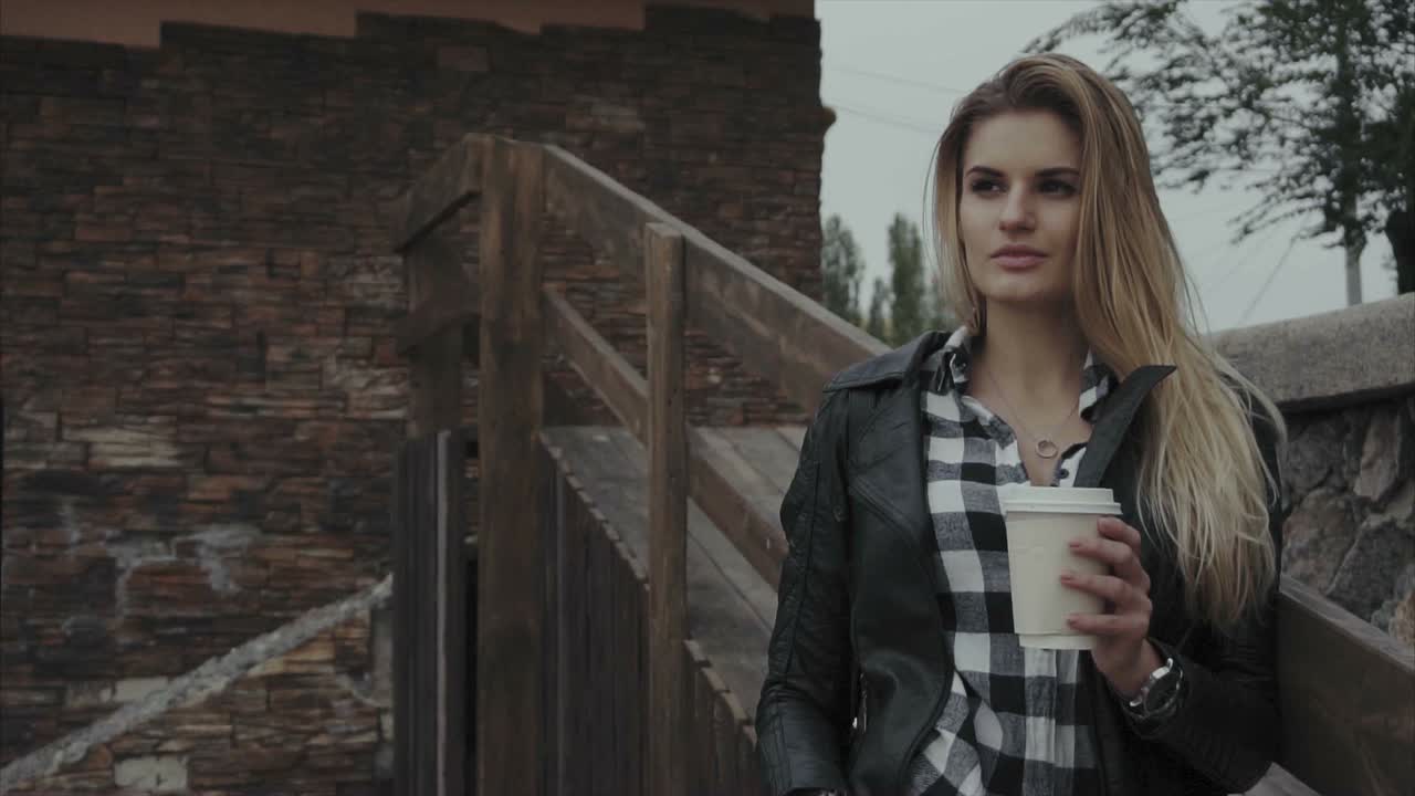 mujer con café afuera