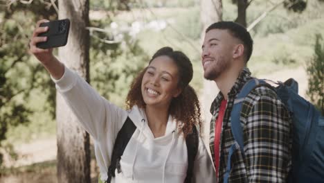 Feliz-Pareja-Afroamericana-Usando-Un-Teléfono-Inteligente-Y-Tomando-Selfie-En-El-Bosque,-Cámara-Lenta