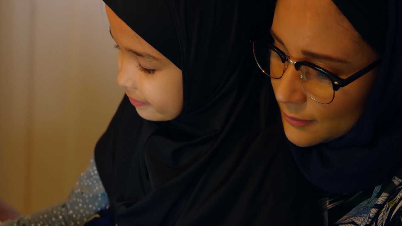 딸이 숙제를 하는 동안 노트북을 사용하는 여자 4k