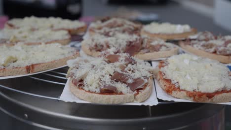 disparo lento revelador de una gran colección de alimentos servidos en una degustación de vino