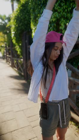 mujer joven posando al aire libre