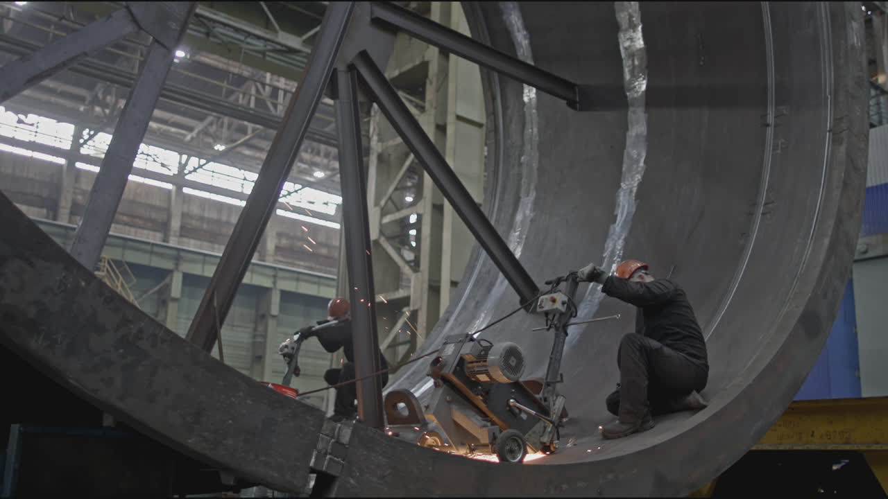 процесс изготовления металлов и сварки на крупном промышленном объекте