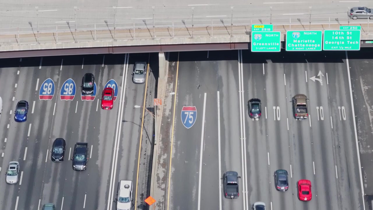 アメリカ合衆国ジョージア州アトランタのミッドタウンを走行する州間高速道路75号線と85号線の車 - 空撮