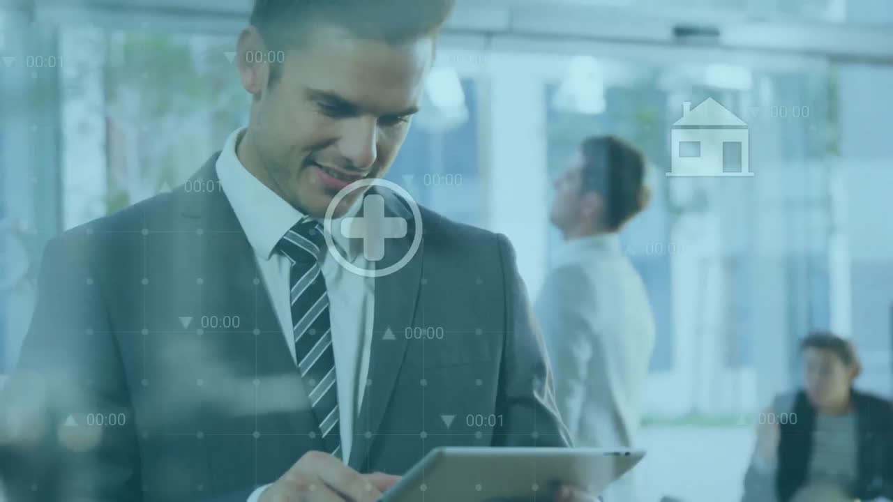 animación de iconos digitales y procesamiento de datos sobre empresario caucásico usando tableta digital.