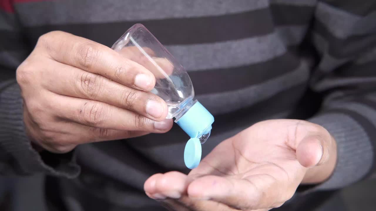 aplicación de desinfectante para las manos