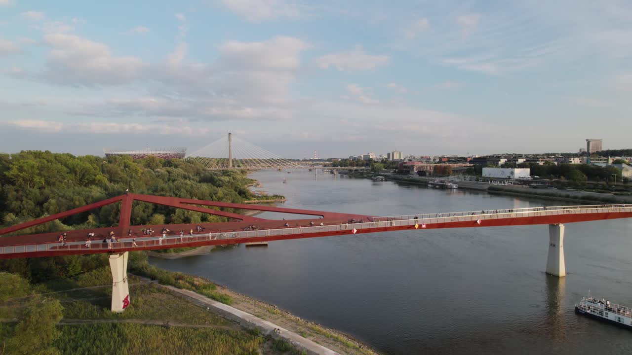 폴란드의 바르샤바에 있는 클라드카 나 위슬 다리 (kladka na wisła bridge) 에서