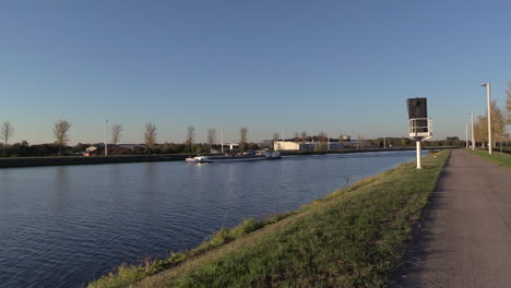 Carguero-Yendo-Hacia-El-Elevador-De-Barcos-Strépy-thieu-En-El-Centrumchannel-De-Bélgica