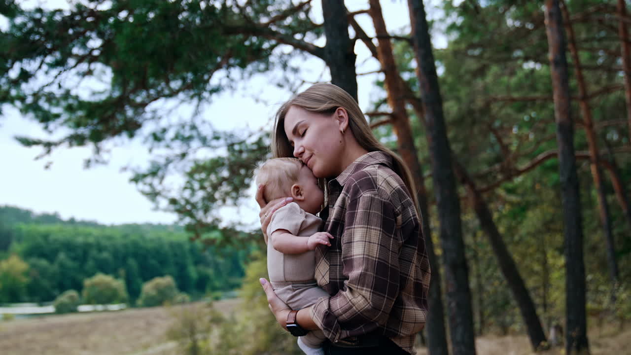madre y bebé en el bosque
