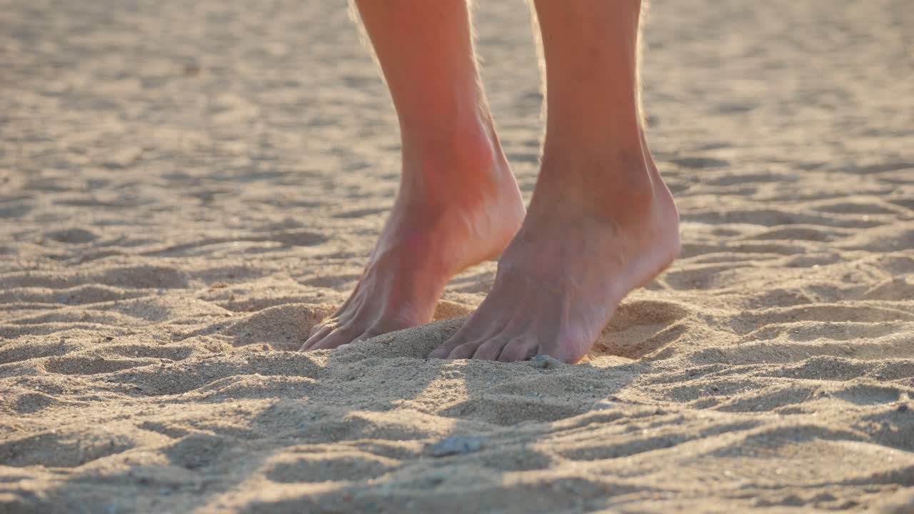 A piedi nudi sulla spiaggia al tramonto