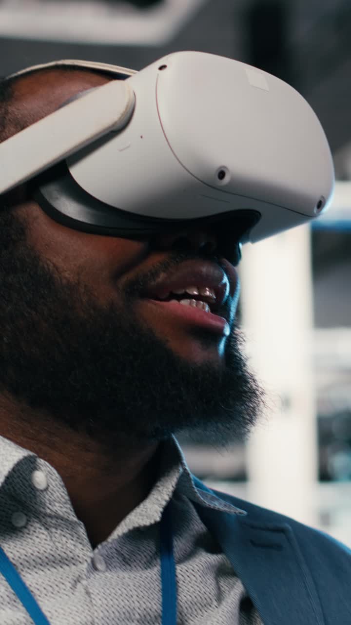 Video verticale: Un dipendente indossa un visore VR, gestione della rete in una server farm.