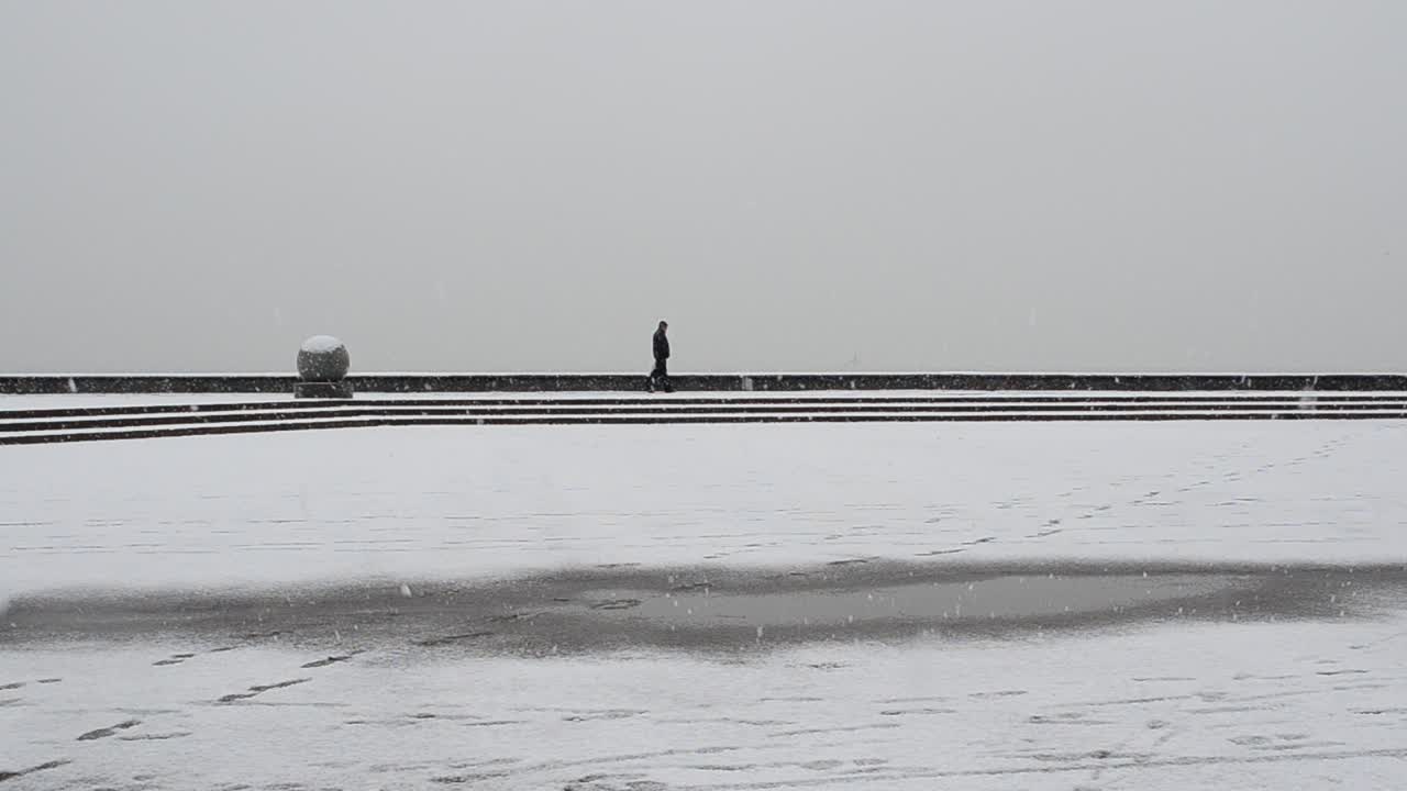 雪の天気。冬の人々。