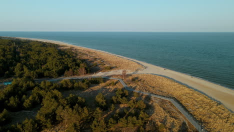 Luftaufnahme-Von-Menschen,-Die-Auf-Dem-Sand-Und-Der-Promenade-Auf-Der-Halbinsel-Hel,-Polen,-Spazieren-Gehen