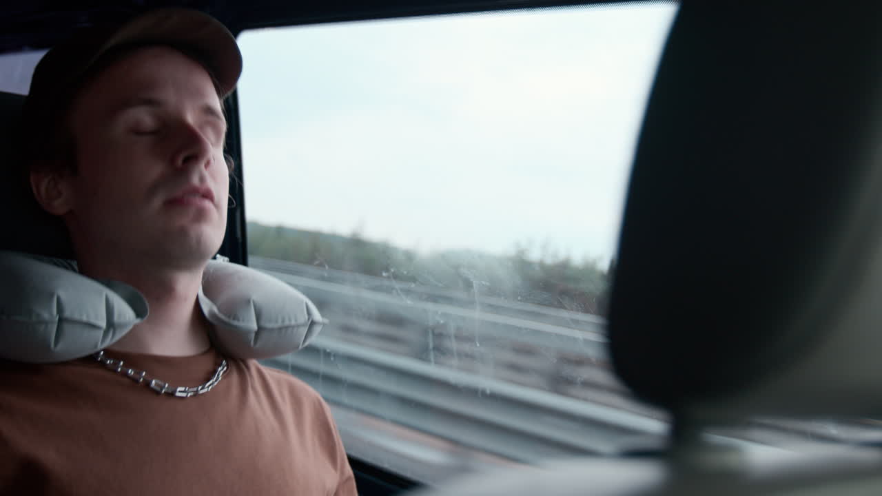 잠자리에 들기 위해 준비하고 있는 남자