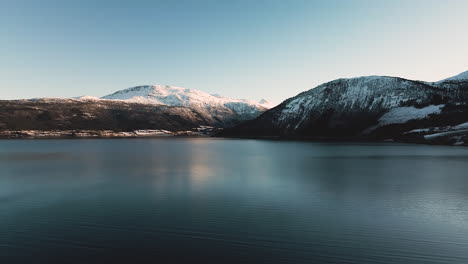 Ruhiger-Ozean-Mit-Bergreflexion-In-Der-Nähe-Von-Molde-In-Norwegen-Im-Winter