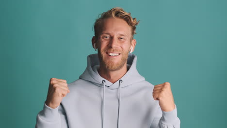 Guy-with-earpods-celebrating-victory