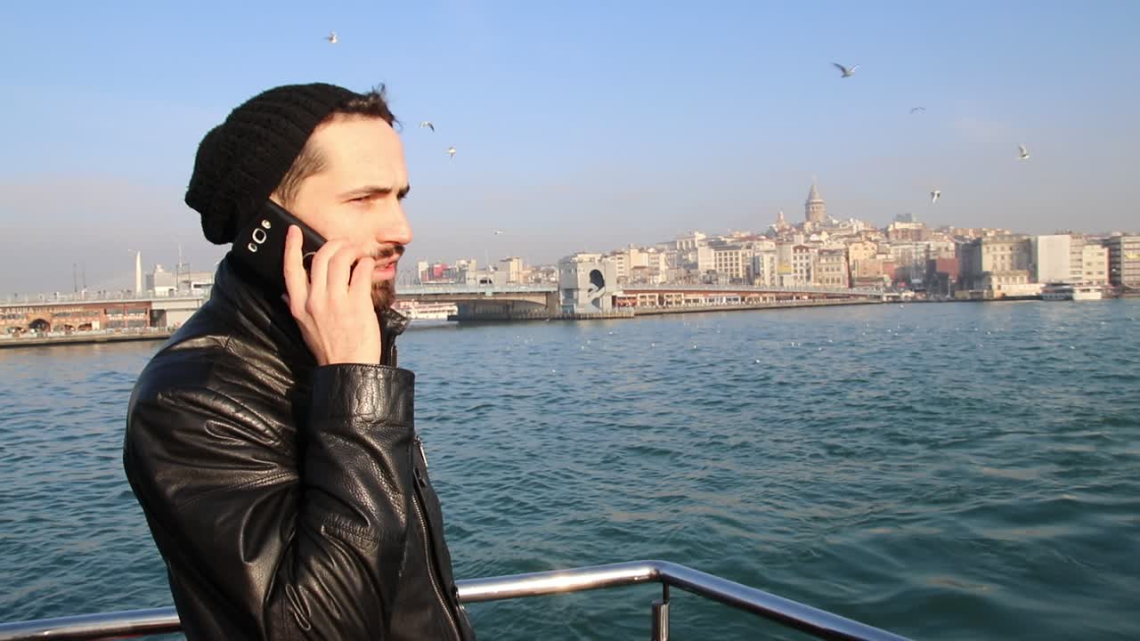 해안선에 있는 젊은이