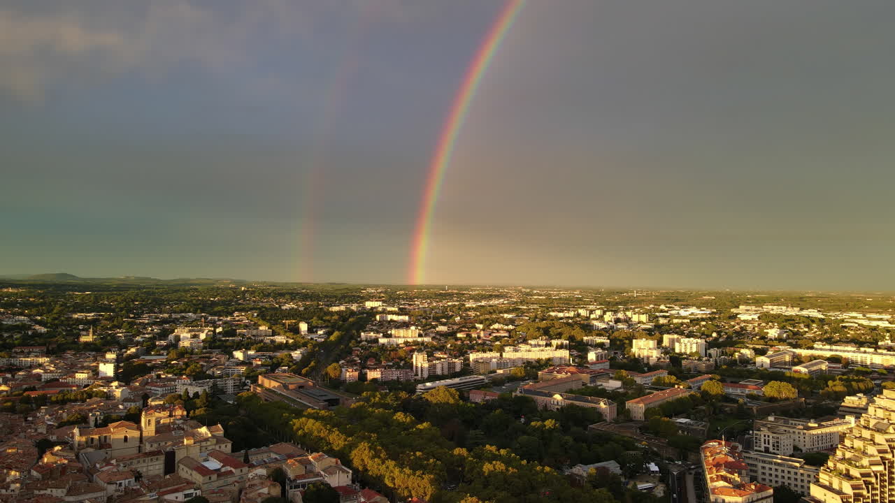 el horizonte de montpellier mejorado por la belleza natural de un arco iris prominente.