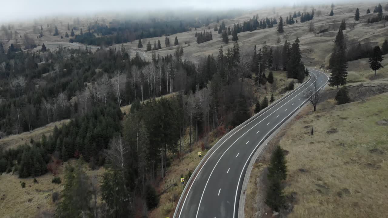 vista aérea de la carretera con curvas en la montaña
