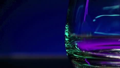 primer plano de un vaso con iluminación vibrante
